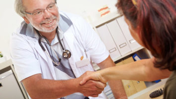 arzt-patientin-handshake