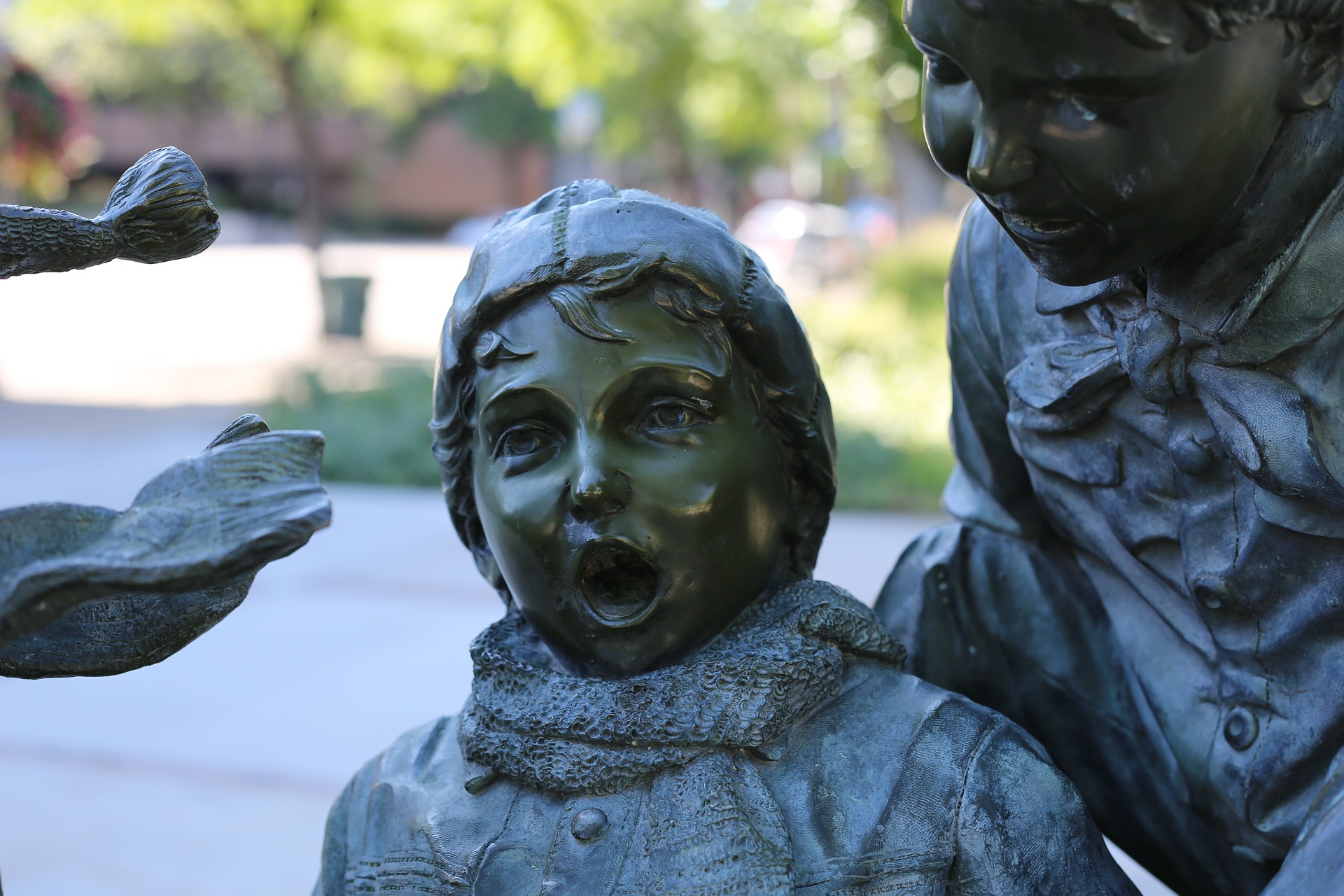 Eine Statue von einem Kind, das mit einem geschockten Gesichtsausdruck in die Kamera schaut.