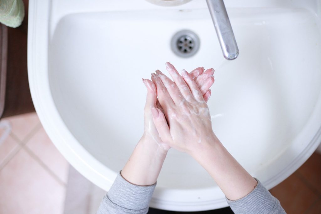 Regelmäßiges Händewaschen und Social Distancing schützt vor dem Coronavirus.
