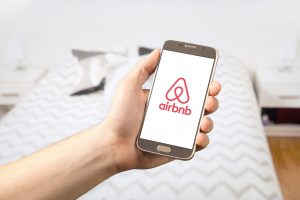 Wohnung vermieten mit Airbnb: Steuern, Verbote und Strafen vermeiden